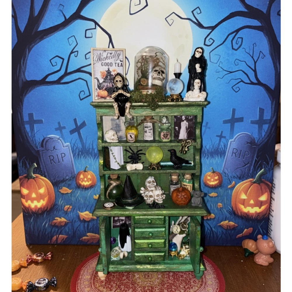 Dollhouse Green Halloween Miniature Shelf Decor 1:12